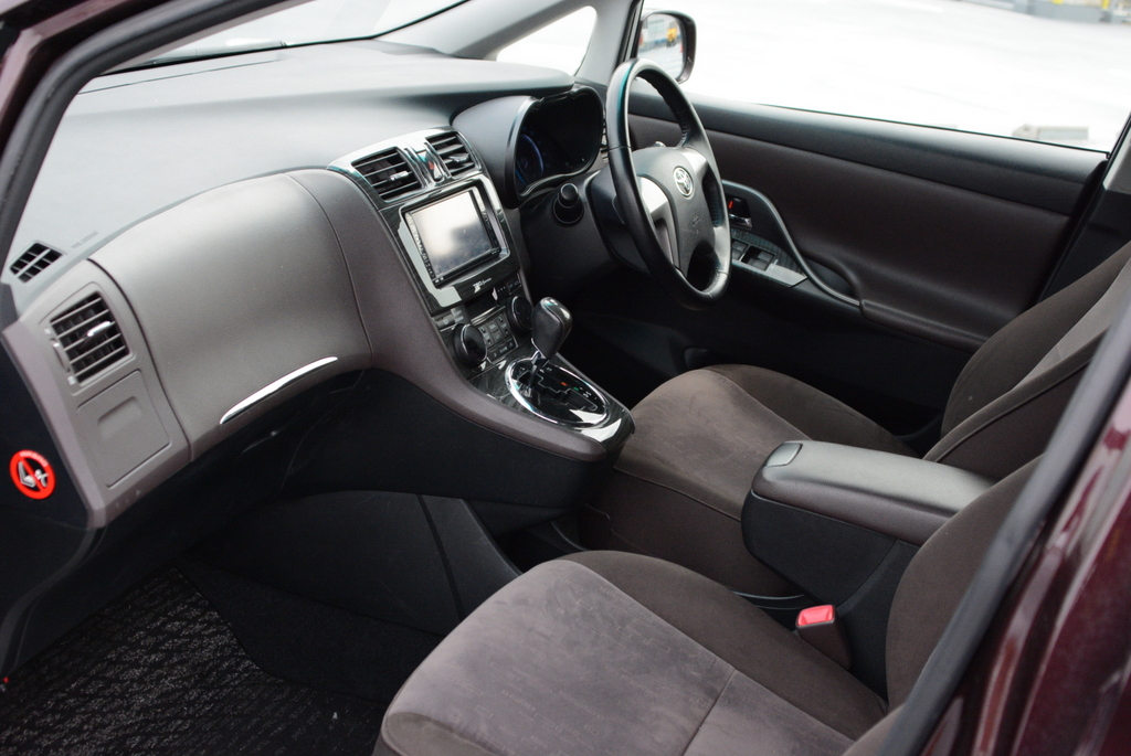 Gorgeous Mark X Zio 6seater wagon! TRD!